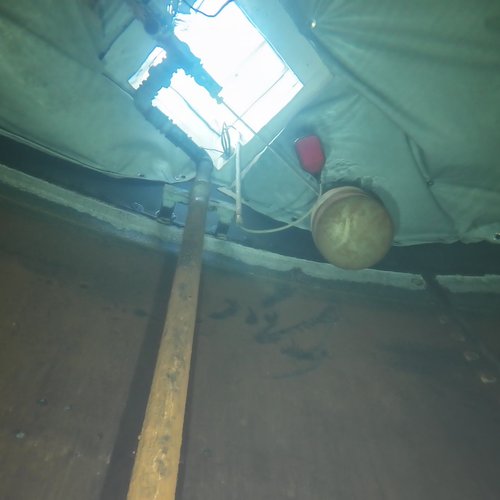 Sprinklertank-Inspektion: Stahltank, 15 Jahre – Tankinspektion Rohrschelle Ventil Deckensicht Sedimente