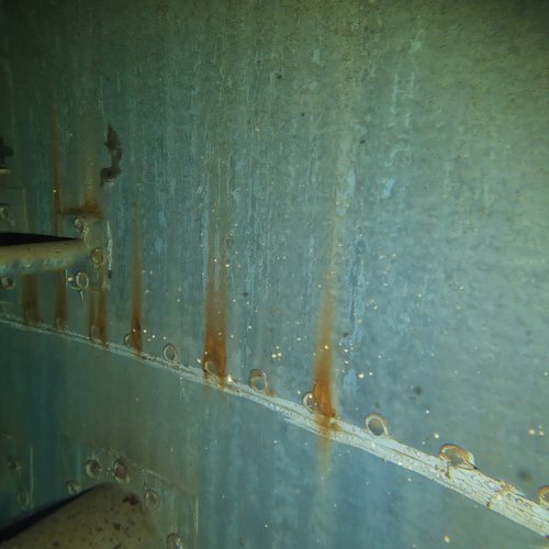 Sprinklertank-Inspektion: Stahltank, 10 Jahre – Inspektion Rohrschelle Starke Korrosion Nahtbereich